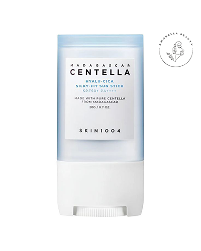 Skin1004 Centella Hyalu-Cica Silky-Fit Sun Stick SPF 50+ 20g, ضدآفتاب استیکی آبرسان سنتلا اسکین 1004 با SPF بالای 50 بدون رنگ مناسب تمام انواع پوست بویژه حساس، خشک و نرمال حجم 20 گرم